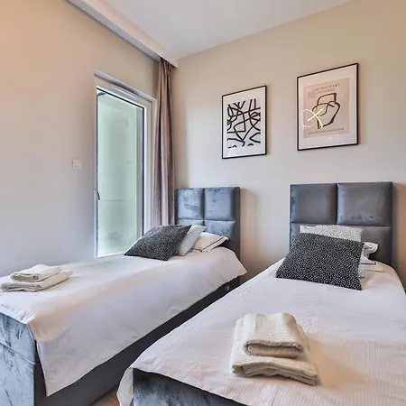 Kasprzaka 29 Z Garazem By Perfect 1419 *